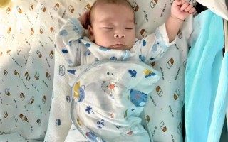 新生儿出生时哪种感觉最发达？