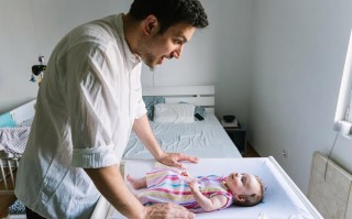 新生儿与父亲肌肤接触，能像母亲一样传递安全感吗？