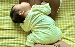 新生儿蜷腿使劲伸懒腰，是正常发育信号还是身体不适的信号？