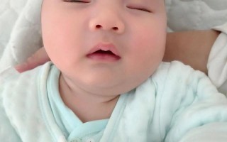 宝宝脸一大一小，是歪了吗？