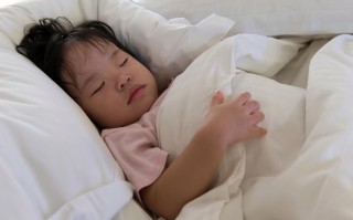 新生儿16天睡不踏实，是正常现象还是身体不适？如何判断原因并改善？