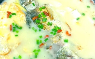 孕期频繁饮用鲫鱼汤，究竟对孕妇和胎儿是利是弊？