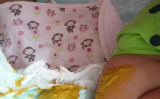 新生儿使劲就排便，正常吗？