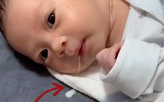 新生儿22天睡觉哼哼唧唧是正常现象吗？