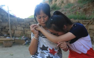 留守妈妈的牵挂，究竟有多深？她们独自撑起家的重量，心却被远方孩子紧紧揪着。