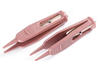 新生儿鼻屎能用镊子夹吗？