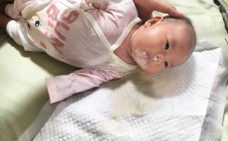 新生儿吃完母乳吐泡泡是正常现象还是异常信号？