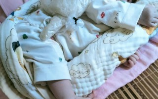 23天新生儿睡觉总惊醒、易哭闹，是正常生理现象还是需要干预的信号？