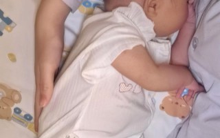 新生儿睡觉胳膊老是动，是正常现象还是潜在问题？