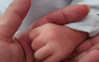 新生儿睡觉手乱动是正常现象还是缺乏安全感？怎么区分和应对？