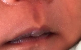 新生儿喝水呛紫怎么办？