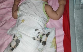 新生儿为何总抗拒平躺睡觉？是生理需求还是隐藏不适？