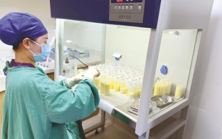 新生儿24小时到底吃几次奶才合适？吃太多或太少会有问题吗？