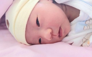 新生儿眼睛多久才能完全睁开？