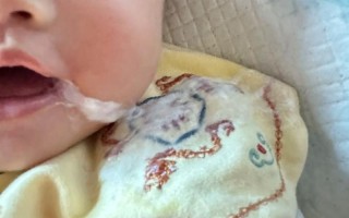 新生儿接种疫苗后呕吐，是正常反应还是需要警惕的健康信号？