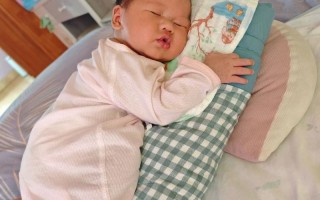 新生儿睡觉时总发出哼哼唧唧的声音，是正常现象还是身体不适的信号？