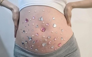 怀孕期间肚脐眼突然凹进去，是正常现象还是胎儿有异常信号？