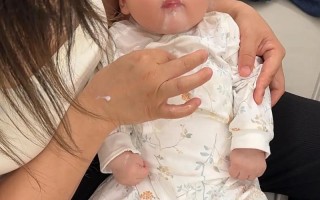 新生儿从鼻子吐奶是正常现象吗？需要警惕哪些异常情况？