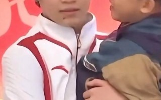 大人抱着新生儿看电视，真的不会影响宝宝视力发育吗？