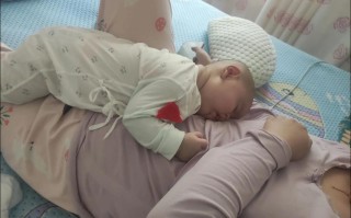 新生儿躺着总往上窜是正常发育还是异常信号？需警惕哪些潜在问题？