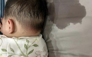 新生儿睡觉时总打哆嗦是正常现象还是身体异常信号？