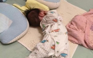 新生儿睡觉时身体一抽一抖，是正常反应还是生病了？