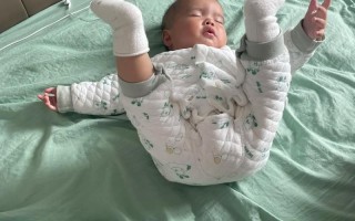 新生儿睡觉胳膊腿乱动，是正常发育还是不舒服的信号？