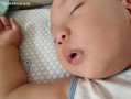 新生儿睡觉一直咽口水