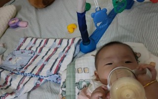 新生儿吸奶喉咙有声音是正常现象还是异常表现？