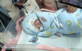 新生儿出生就睁眼睛了