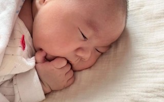 新生儿睡觉总是使劲扭，是正常发育还是身体不适的信号？