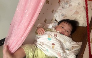 新生儿睡觉腿总是盘着