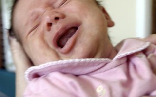 新生儿第二天晚上老哭，是正常现象还是身体不适？家长该如何正确应对？