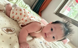 新生儿过早抬头是发育超前还是异常风险？家长该如何科学判断？