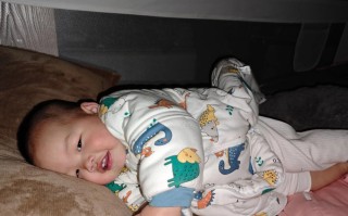 新生儿晚上睡觉不吃饭，是正常现象还是身体有问题？