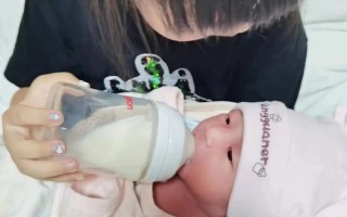 新生儿躺着喂奶粉真的安全吗？这些风险新手爸妈必须知道！