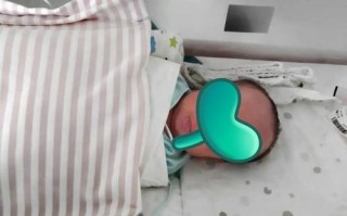 新生儿睡觉为何总是一惊一惊的？