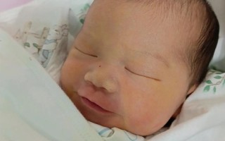 新生儿20多天脸有点黄是正常现象吗？需要就医检查吗？