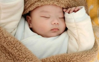 新生儿睡觉眼睛闭不严实是正常现象还是健康问题？需要干预吗？