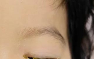 新生儿右眼黄脓眼屎是何原因？
