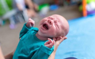 新生儿哭泣时下嘴唇抖动是正常现象还是异常信号？