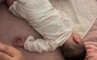新生儿会翻身侧躺就是脑瘫吗？家长该如何区分正常发育与异常信号？