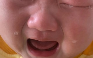 20天新生儿哭闹严重怎么办？新手爸妈该如何安抚和应对？