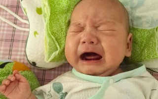 新生儿白天黑夜颠倒，晚上总哭闹，到底该怎么办？