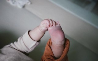新生儿剪刀脚图片大全，剪刀脚是脑瘫信号吗？正常与异常区别在哪里？