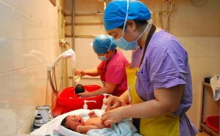 医院给新生儿洗澡收费多少？价格是否包含护理服务？