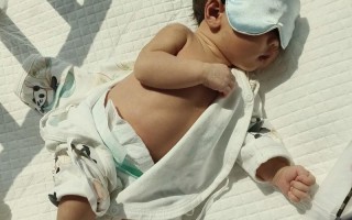 新生儿晒太阳到底怎么晒才科学？晒多久、晒哪里、注意啥？