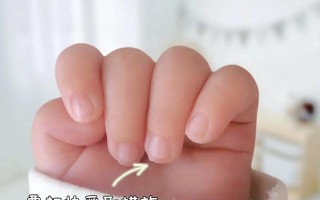 新生儿握拳大拇指内扣正常吗