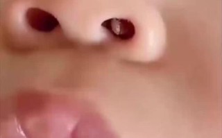 新生儿鼻子不透气怎么办？需要清理鼻腔还是担心其他问题？