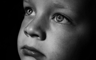 新生儿瞳孔呈灰色是正常现象吗？还是隐藏着健康问题？